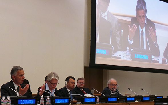 Le président de la Confédération Didier Burkhalter fait une déclaration lors de la manifestation parallèle sur le thème de l’eau et de la réduction des risques de catastrophes, que le Pérou, le Tadjikistan, la Thaïlande et la Suisse ont organisée conjointement dans le cadre de la semaine des réunions de haut niveau de la 69e session de l’Assemblée générale de l’ONU.