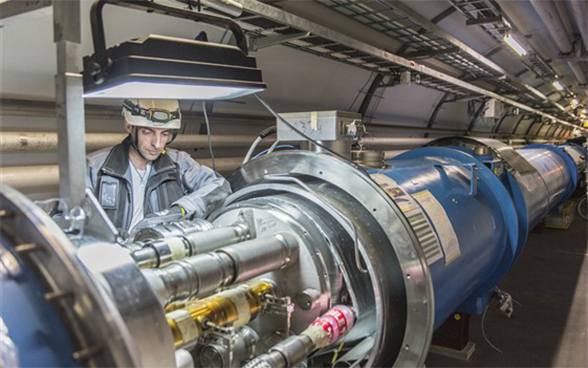 Ein Mann arbeitet an Teilchenbeschleuniger LHC des CERNS in Genf