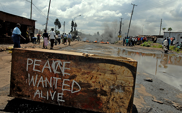 Ein Graffiti "Peace wanted alive" als Friedensappell während Ausschreitungen in Nairobi