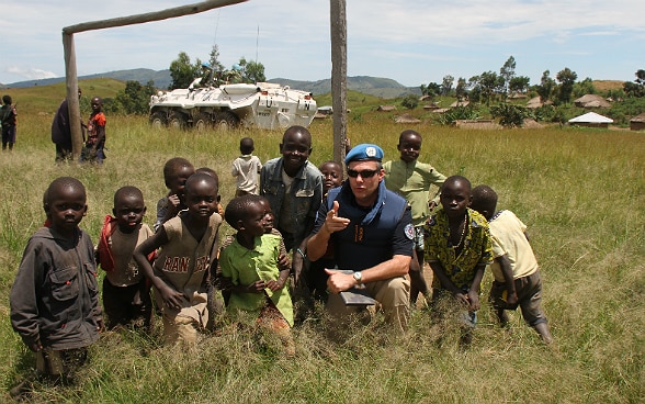 In un campo della regione orientale del Congo il consulente di polizia svizzero Laurent Heidrich insegna ai bambini che anche quando la guerra è finita nei campi si possono nascondere dei pericoli. Heidrich lavora come consulente di polizia per la MONUSCO, la missione dell’ONU nella Repubblica democratica del Congo.