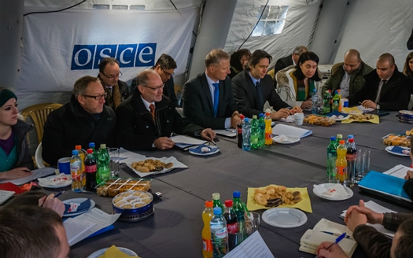 In una tenda i rappresentanti svizzeri dell’OSCE presiedono all’inizio del 2016 a un incontro tra le delegazioni della Russia, dell’Ossezia del Sud e della Georgia vicino alla linea del confine amministrativo presso Ergneti Georgia.