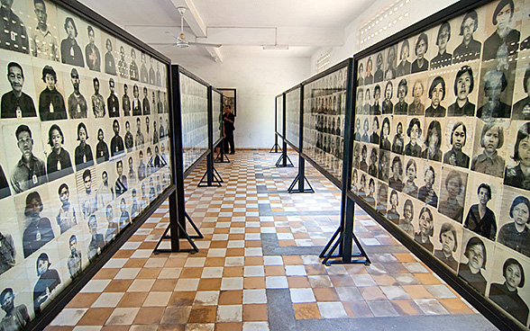 Photos noir et blanc de victimes de la torture au Musée du génocide de Tuol Sleng, à Phnom Penh, Cambodge.