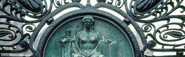 Illustration de la statue de la Justice sur le portail du Palais de la Paix à la Haye