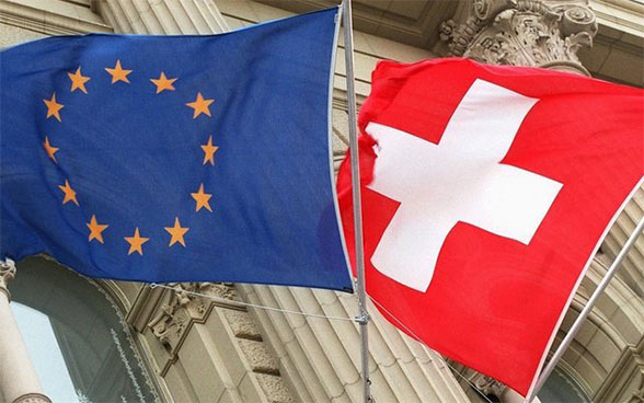 Foto der Europaflagge und der Schweizerfahne