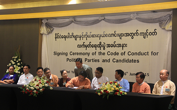 I capi dei partiti politici del Myanmar firmano nel giugno 2015 un codice di condotta volontario come segno del loro contributo a una campagna elettorale equa nel Paese. 