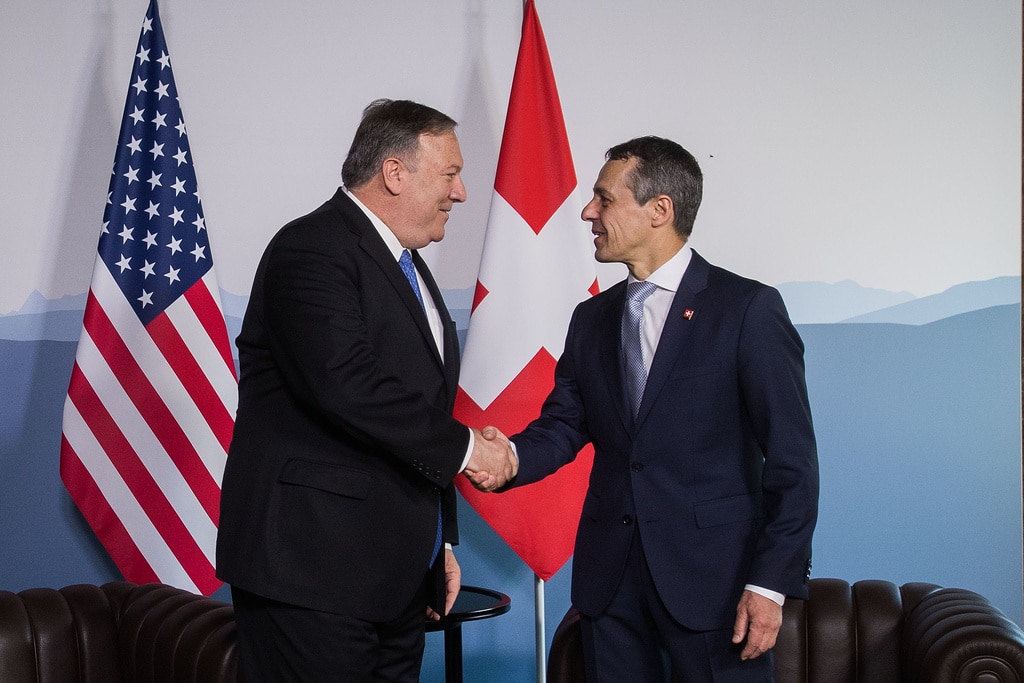 Bundesrat Ignazio Cassis schüttelt in Bellinzona die Hand von US-Aussenminister Mike Pompeo.