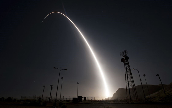 Le tir d’essai d’un missile balistique intercontinental laisse dans le ciel nocturne une trace lumineuse visible de loin.