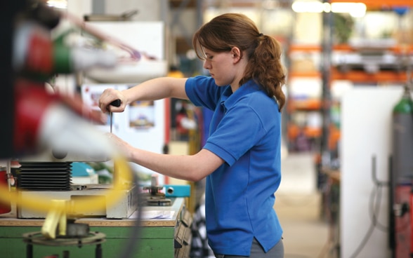 Technicienne au travail