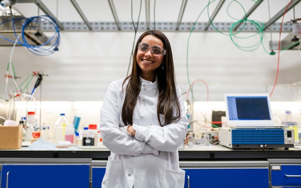 Collaboratrice di un laboratorio sul luogo di lavoro.