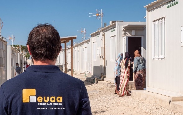 Un collaboratore dell’EUAA in un centro di prima accoglienza a Cipro.