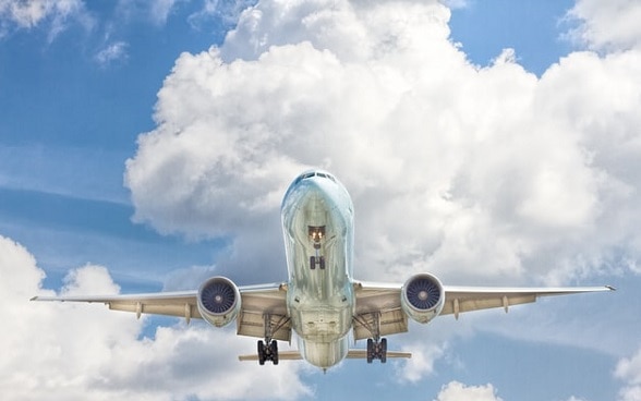 Un avion dans un ciel nuageux.