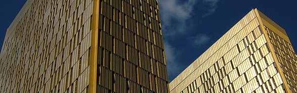 Le alte torri della Corte di giustizia europea in Lussemburgo spiccano dorate nel cielo blu.