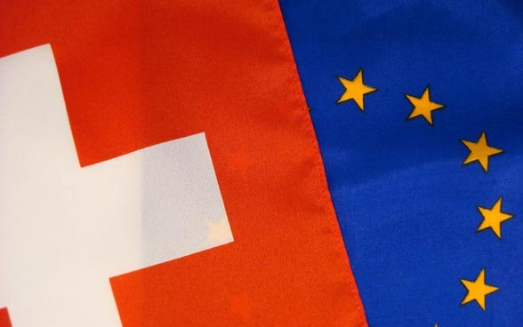 Fahnen der Schweiz und der EU