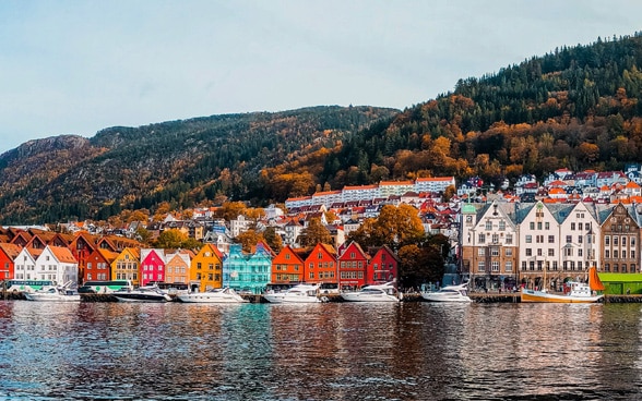 Das Bild zeigt die bunten Häuser der norwegische Hafenstadt Bergen. Norwegen gehört zur EFTA, wie auch die Schweiz, Island und Liechtenstein.