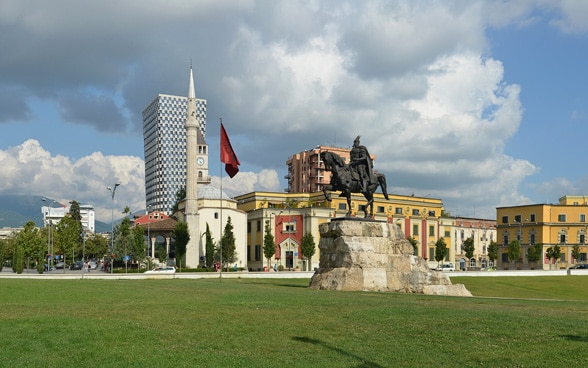 Das Bild zeigt den Skanderbegplatz in Tirana, Albanien. Aufgrund der grossen Diaspora in der Schweiz hat diese enge Beziehungen mit den Ländern des Westbalkans.