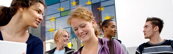 Etudiants discutant devant le bâtiment de la commission européenne