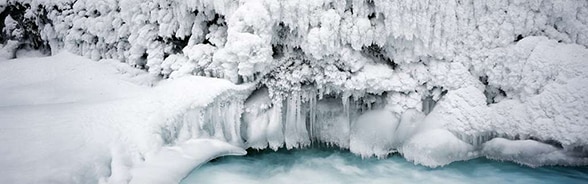 Paysage hivernal au bord de l'eau