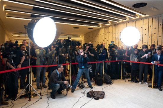 Groupe de journalistes, caméras et appreils photos