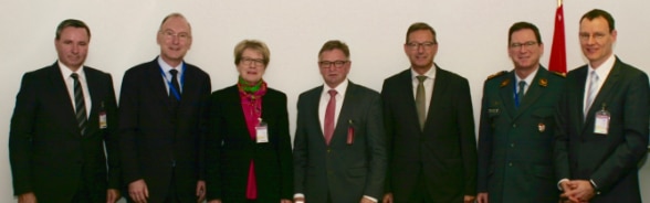 Les membres de la délégation parlementaire avec le Chef de la Mission suisse auprès de l’OTAN et le Représentant militaire (deuxième à gauche et à droite respectivement),