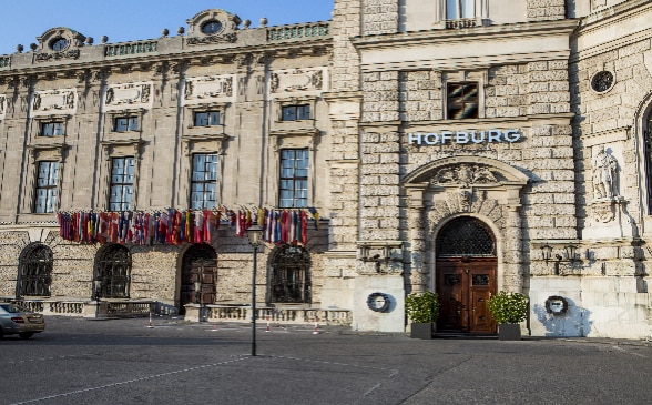 Der Haupteingang zur OSZE in der fahnenbehängten Hofburg.
