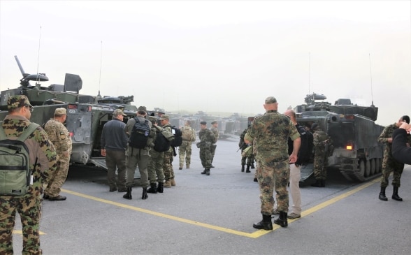 Plusieurs véhicules blindés sont examinés.