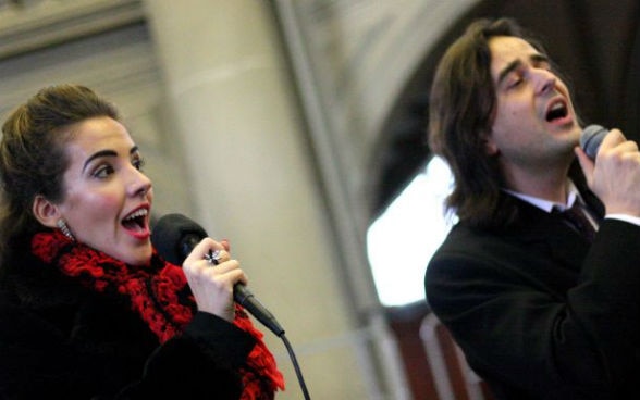 Niki Donka et Gábor Várhegyi, de la troupe des Pannónia Singers, lors du concert de l’Avent donné le 14 décembre 2012
