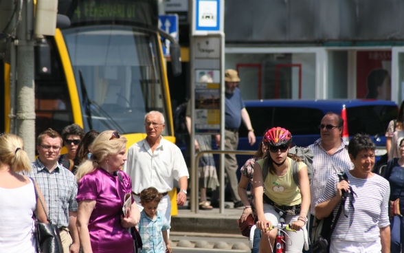 Uomini con tram in fondo