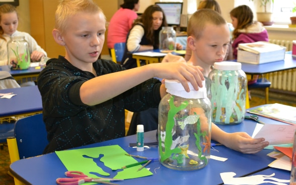 Des élèves pendant un cours de bricolage