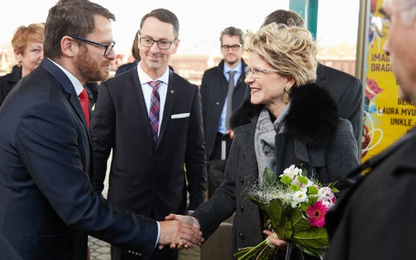 Staatssekretärin Ineichen-Fleisch gratuliert den Vertretern der Stadtregierung Pardubice.