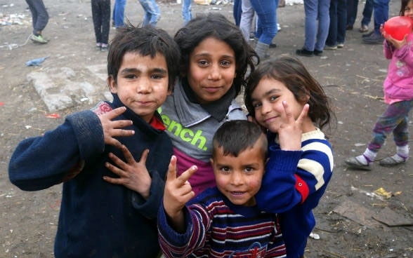 Vier Roma-Kinder posieren vor der Kamera.