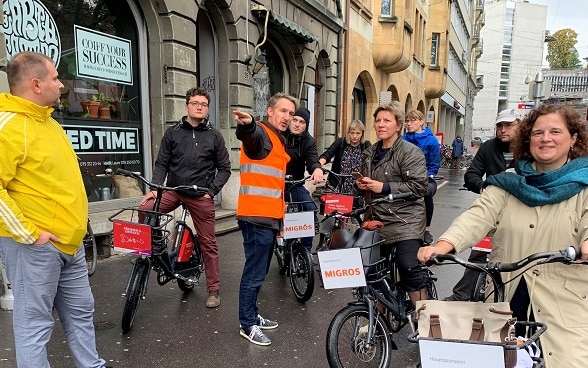 A group of Croatian and Swiss representatives at the Lorrainebrücke in the northern part of Bern, as part of an e-biking tour on 18.10.2019.