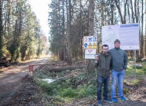 Zwei Minenräumer vor Schildern