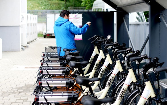 Un uomo noleggia una bicicletta elettrica.