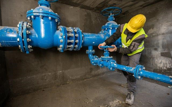 Un ouvrier vérifie une canalisation.