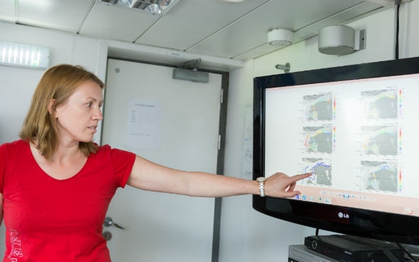 Forscherin zeigt Grafiken zu den Meerwassermessungen auf dem Computer.