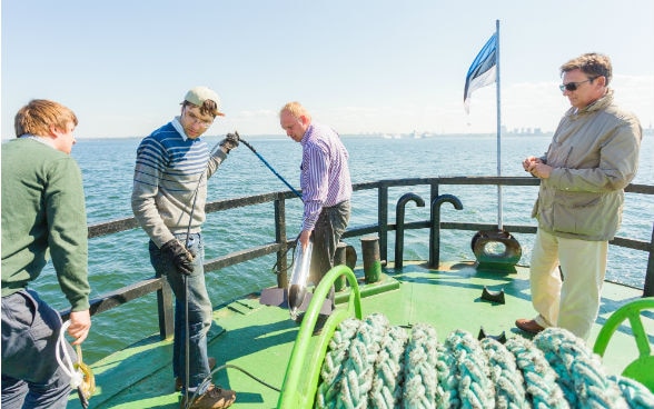 chercheurs utilisant le système Echolot à bord du bateau de recherche estonien Salme.
