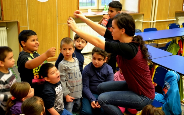 Des enfants et leur maîtresse au jardin d'enfants.