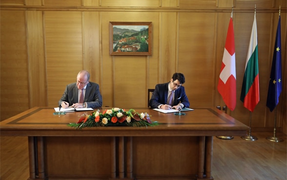 Dans le cadre de la deuxième contribution de la Suisse, la Suisse et la Bulgarie ont signé le 20 septembre 2022 le premier accord bilatéral de mise en œuvre du nouveau programme de coopération suisse-bulgare.