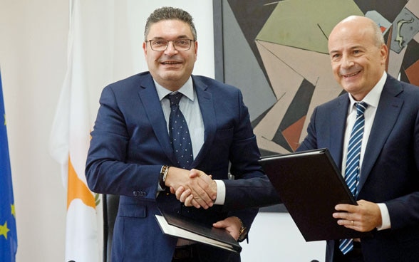 Der Schweizer Botschafter Christoph Burgener und der zypriotische Finanzminister Constantinos Petrides unterzeichnen das bilaterale Umsetzungsabkommen.