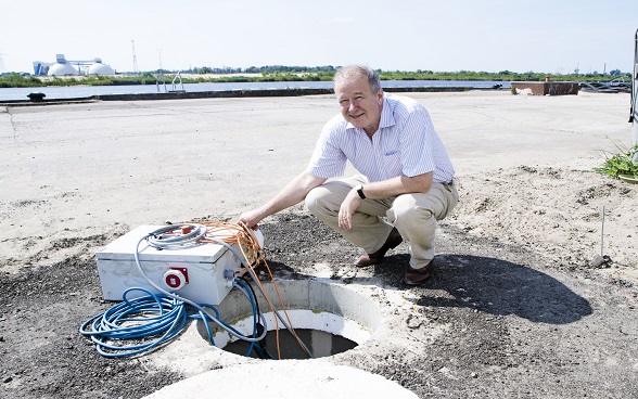 Un homme devant un puits de décontamination