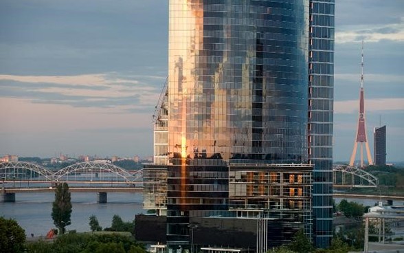 Vue d’un quartier moderne avec des immeubles au premier plan.