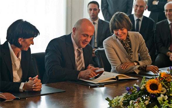 Les conseillères fédérales Micheline Calmy-Rey et Doris Leuthard en compagnie du ministre bulgare de la Gestion des fonds européens Tomislav Donchev lors de la signature de l’accord-cadre entre la Suisse et la Bulgarie à Berne, en 2010.