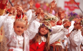 Kinder in traditionellen estnischen Trachten