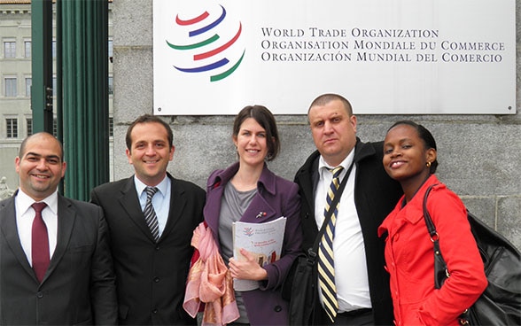 Durante un viaggio di studio in Svizzera alcuni studenti MEDAC posano davanti all’edificio dell’Organizzazione mondiale del commercio (OMC) 