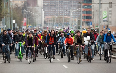 Nuée de cyclistes dans une ville